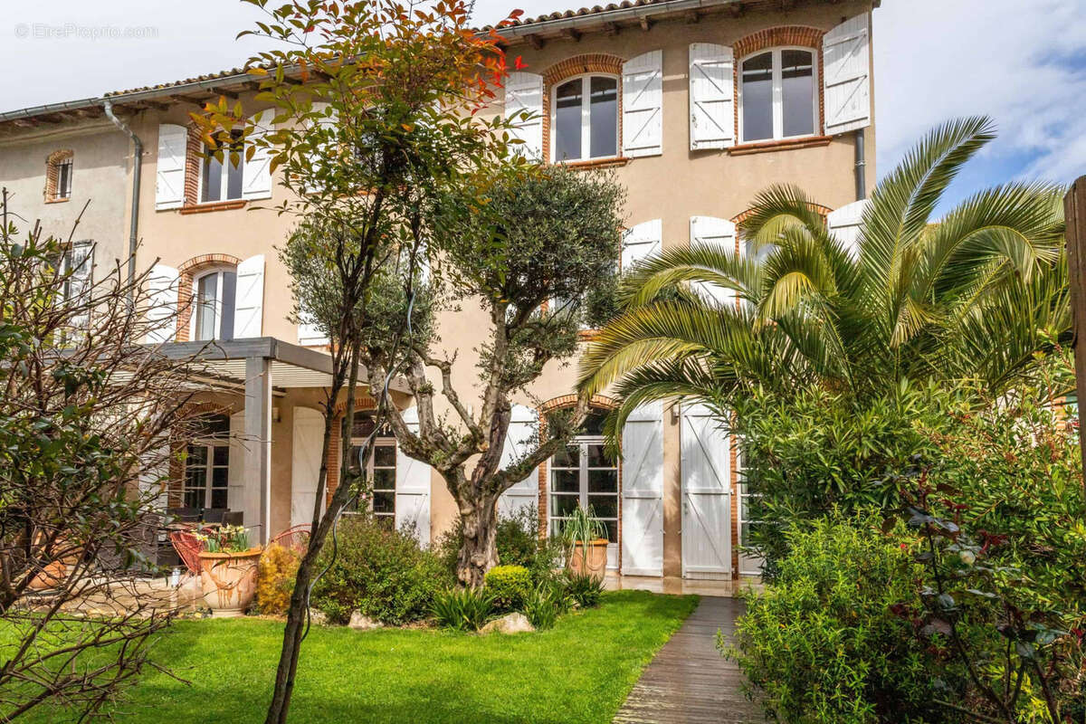 Village house with garden - photo 2