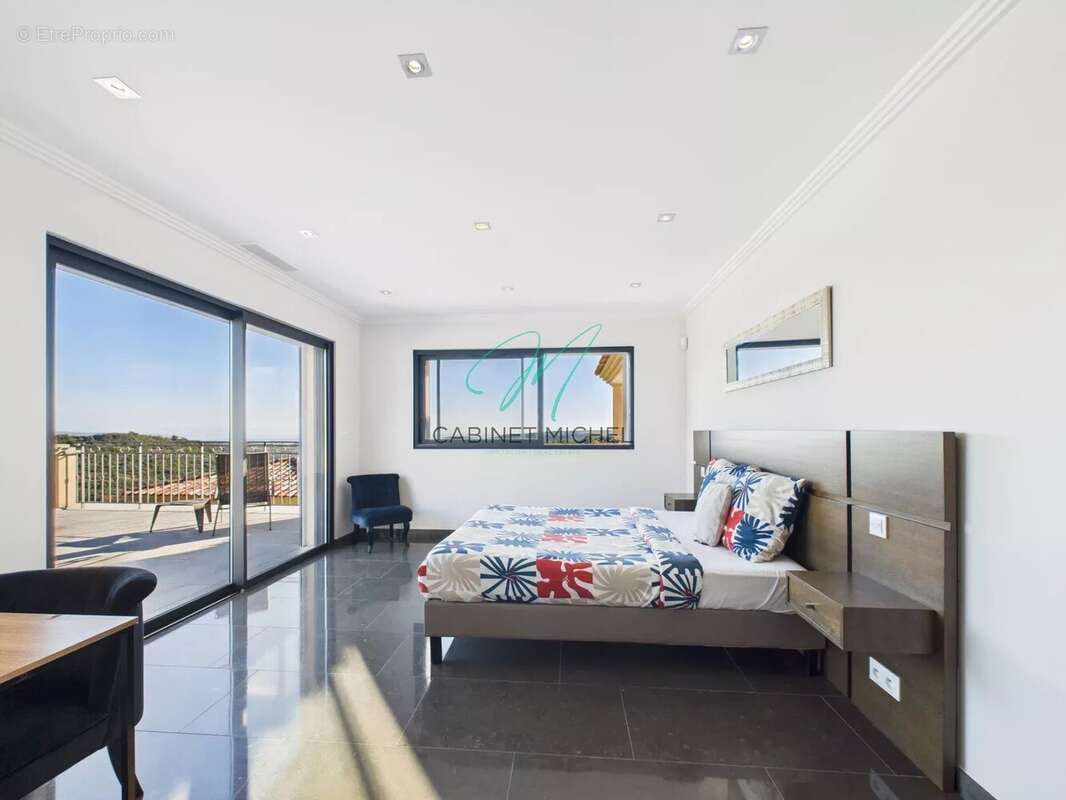 Maison à ROQUEFORT-LES-PINS