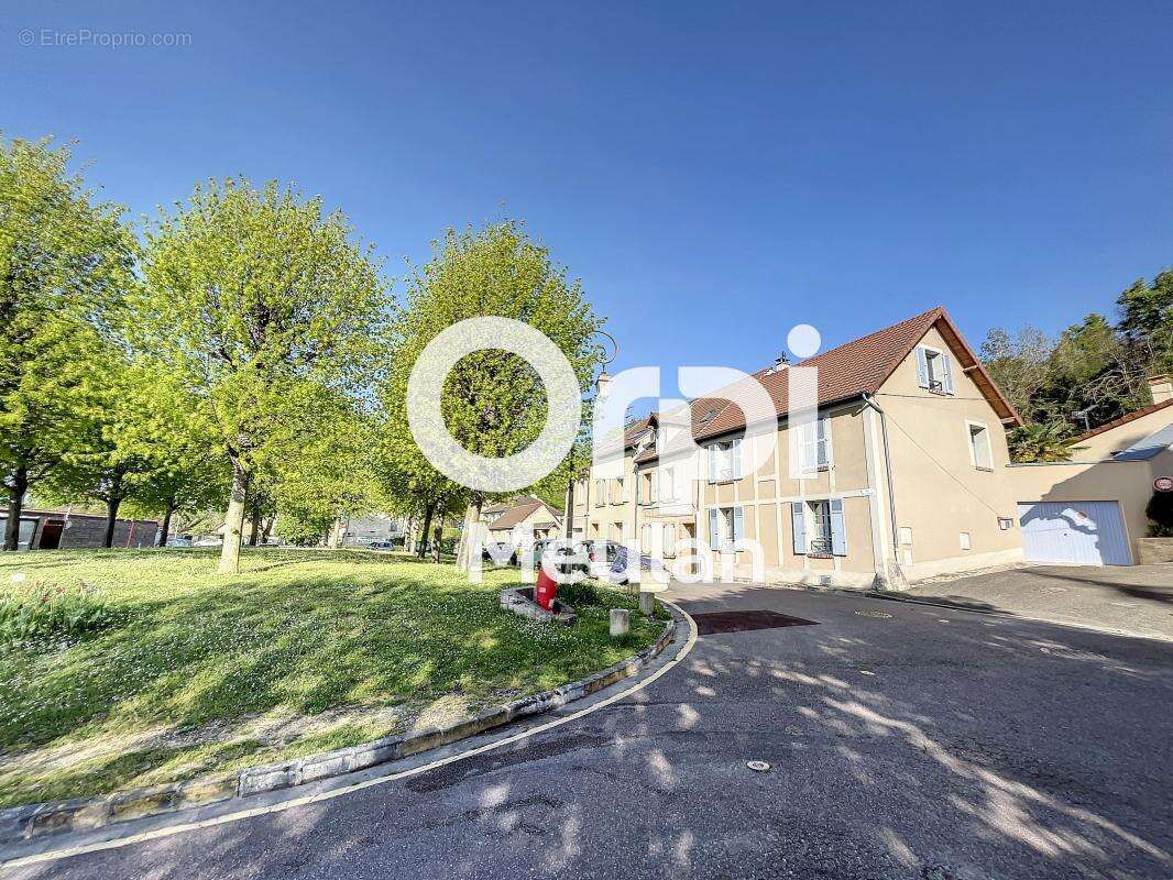 Appartement à JUZIERS