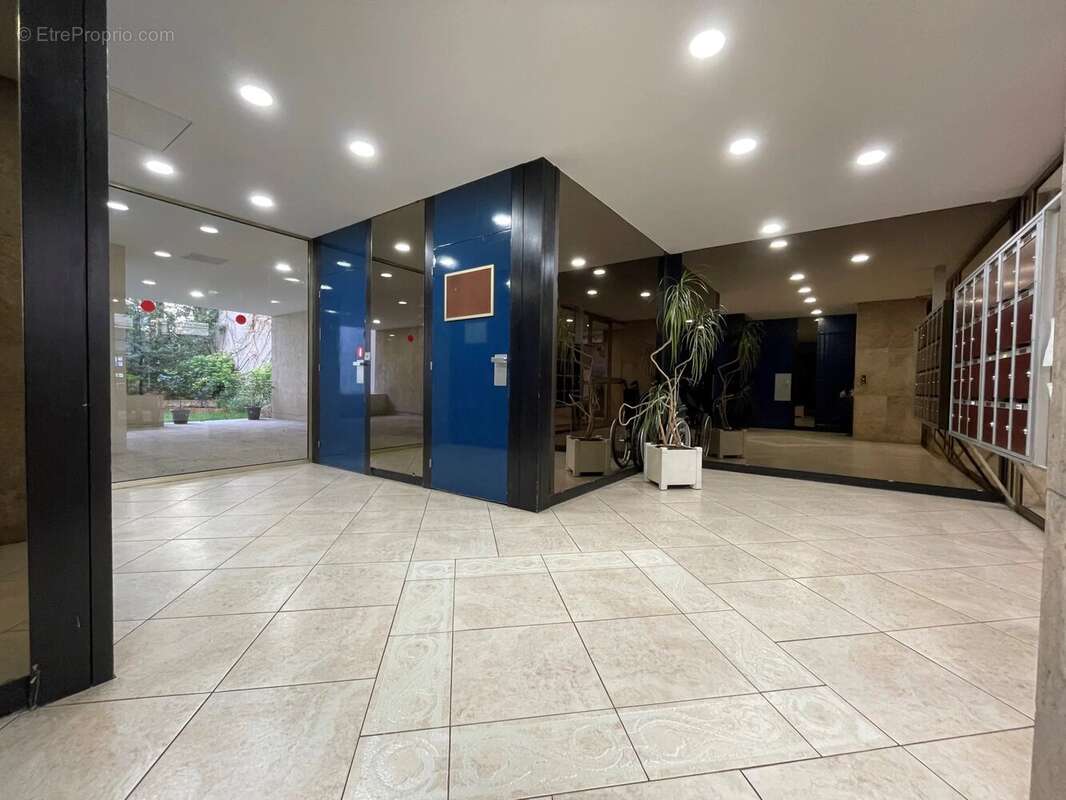 Parking à PARIS-16E