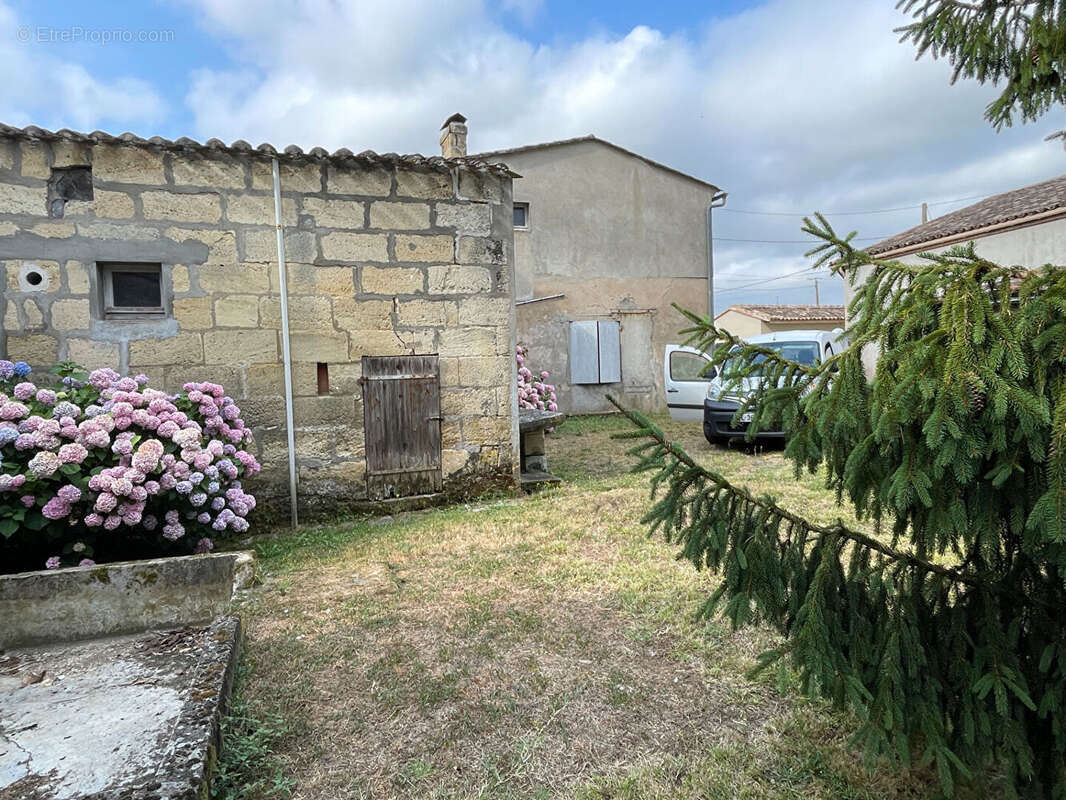 Grande maison en pierre à rénover dans un village prisé - photo 3