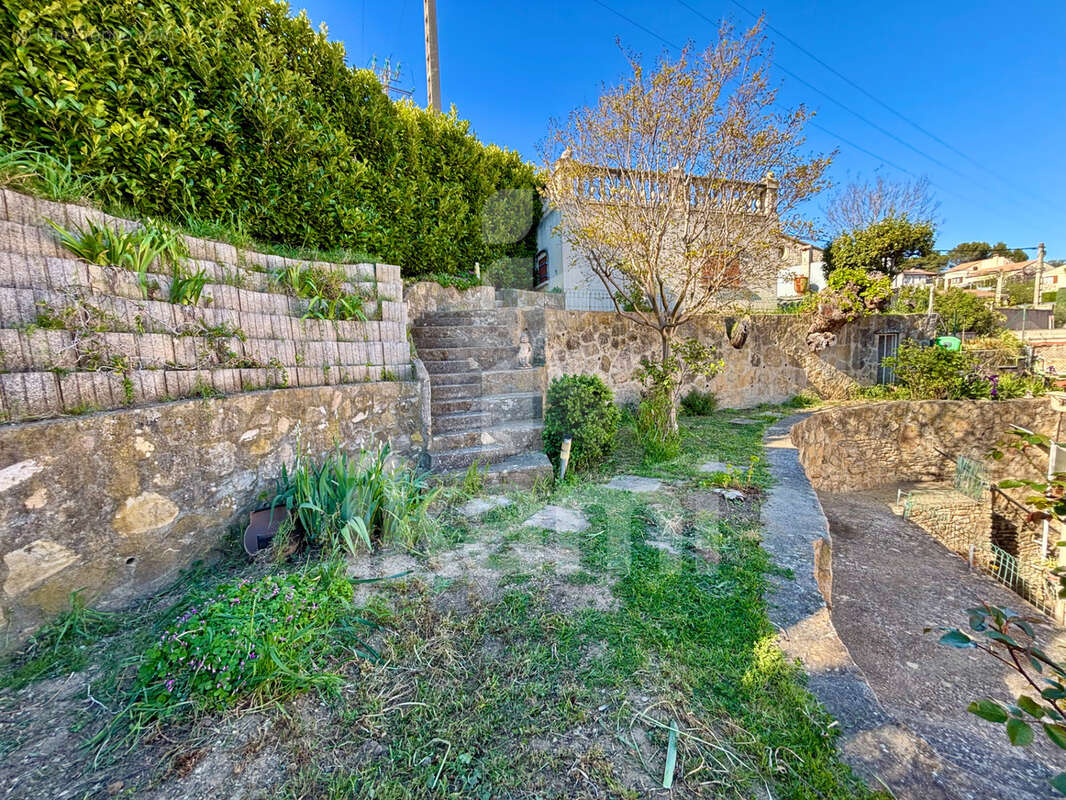 Maison à LAUDUN-L'ARDOISE