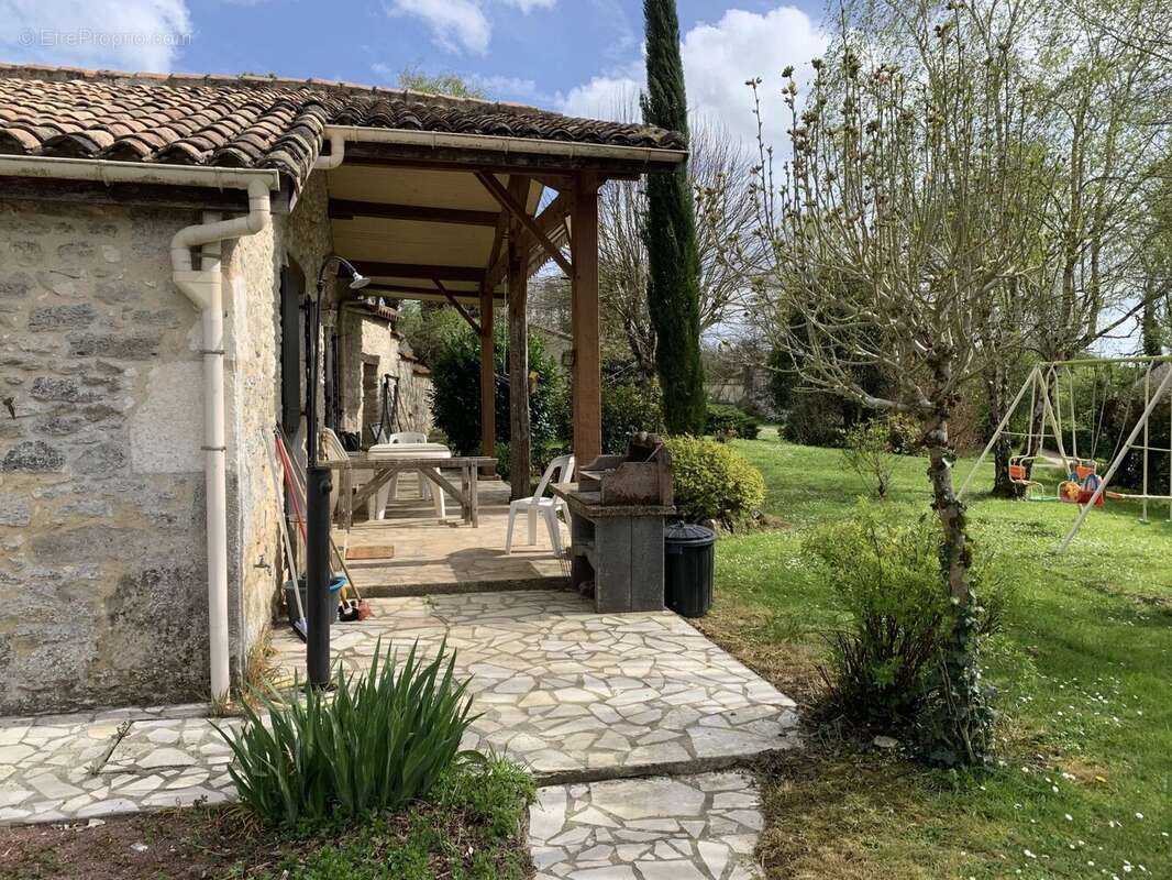 Ensemble en pierre de 3 logements et 2 piscines - photo 7