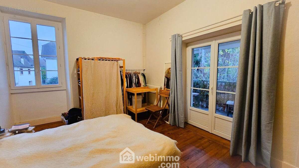 Appartement à NAY