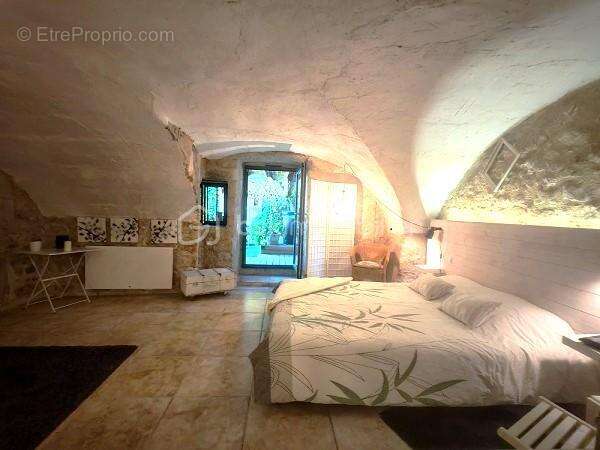 Maison à SAINT-CHAPTES