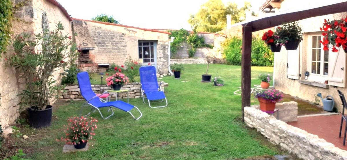 Maison à SAINT-MICHEL-LE-CLOUCQ