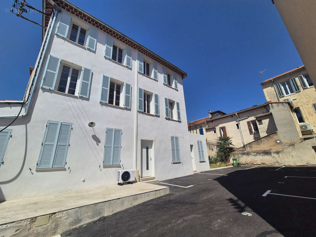 TOULON St Roch - T2 en rez-de-chaussée d'environ 40m2 avec terrasse et place de parking privé - photo 6