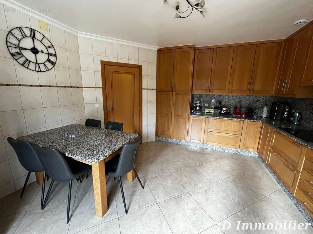 Maison 255 m² à Douvaine  - photo 7