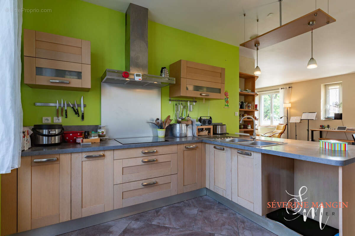 CUISINE AMENAGEE ET EQUIPEE - Maison à BOURG-DE-PEAGE