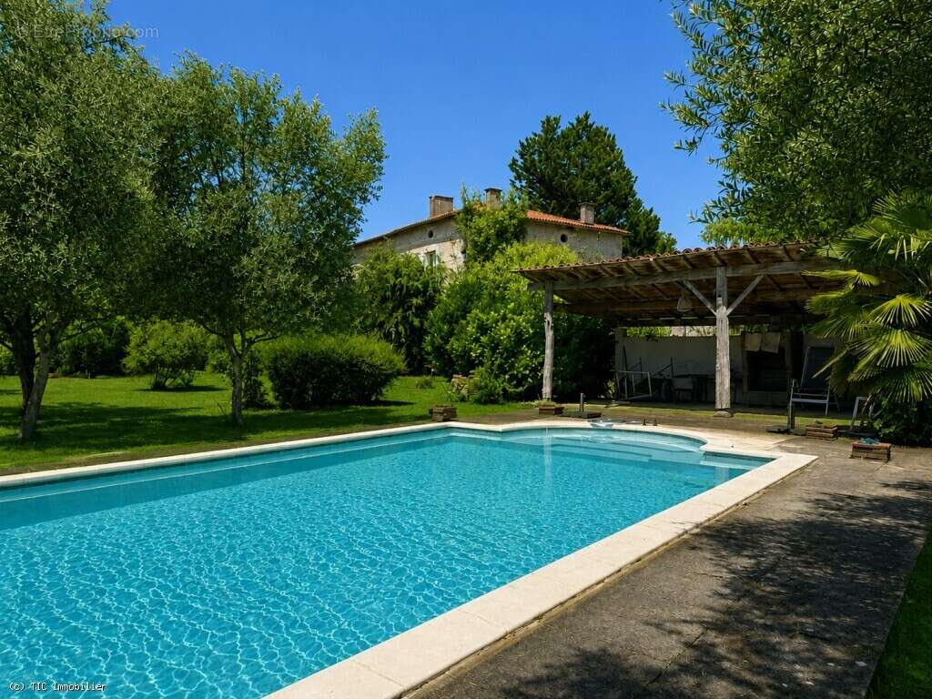 Belle Maison Sur Un Parc de 4843m² Avec Piscine - photo 4