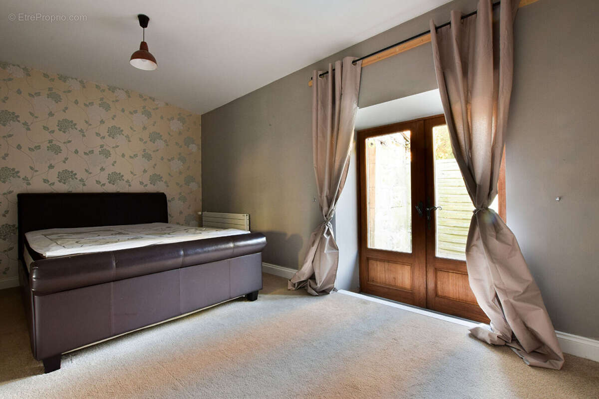 Maison à SAINT-GENIS-DE-SAINTONGE