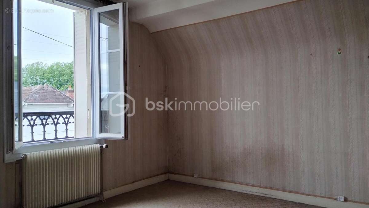 Maison 100 m² à Nazelles-Négron - photo 11