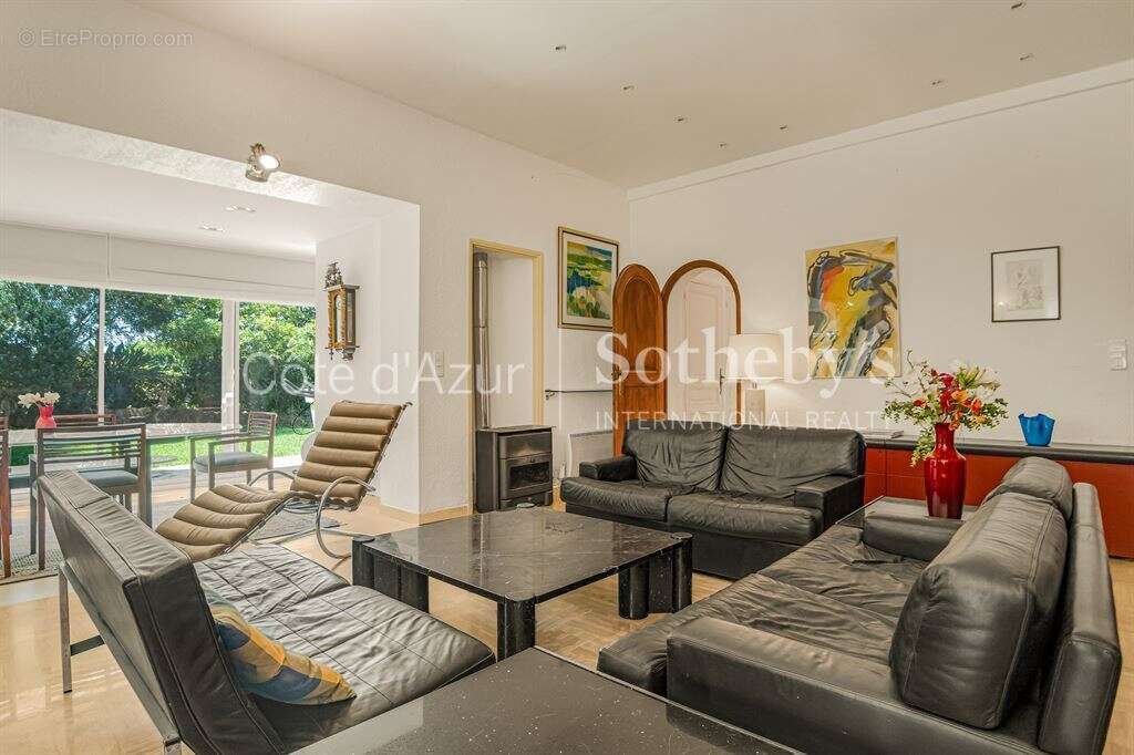 Théoule-sur-Mer, villa de quatre chambres avec piscine et terrain plat de 1 465 m² - photo 6