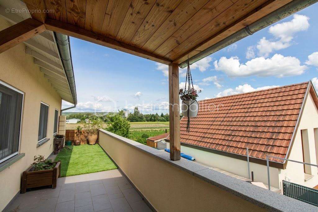 VILLAGE-NEUF – MAISON INDIVIDUELLE 213 m² – 213 m² habitables • Piscine • Photovoltaïque • Pompe à chaleur • À 2 min de la Suiss - photo 10