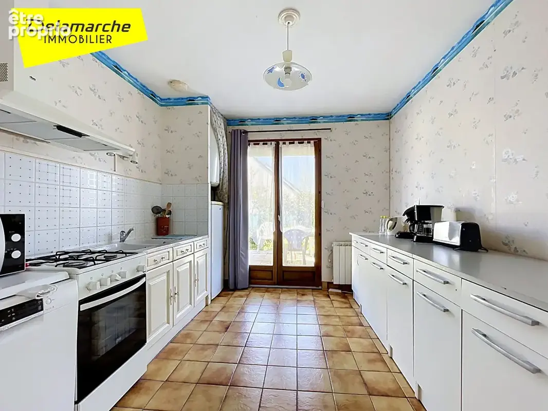 A VENDRE : Maison de plain pied dans le bourg de Gavray - photo 7