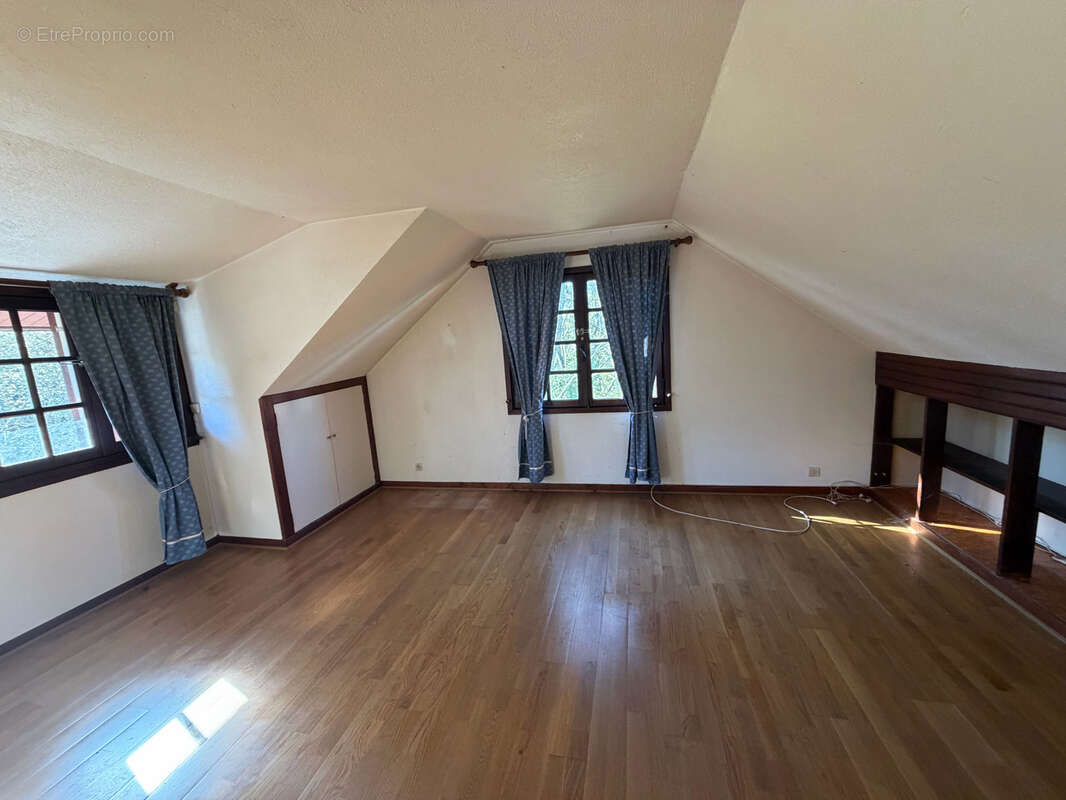HOUDAN Maison de 200 m2 avec jardin clos de 1000 m2 - photo 10