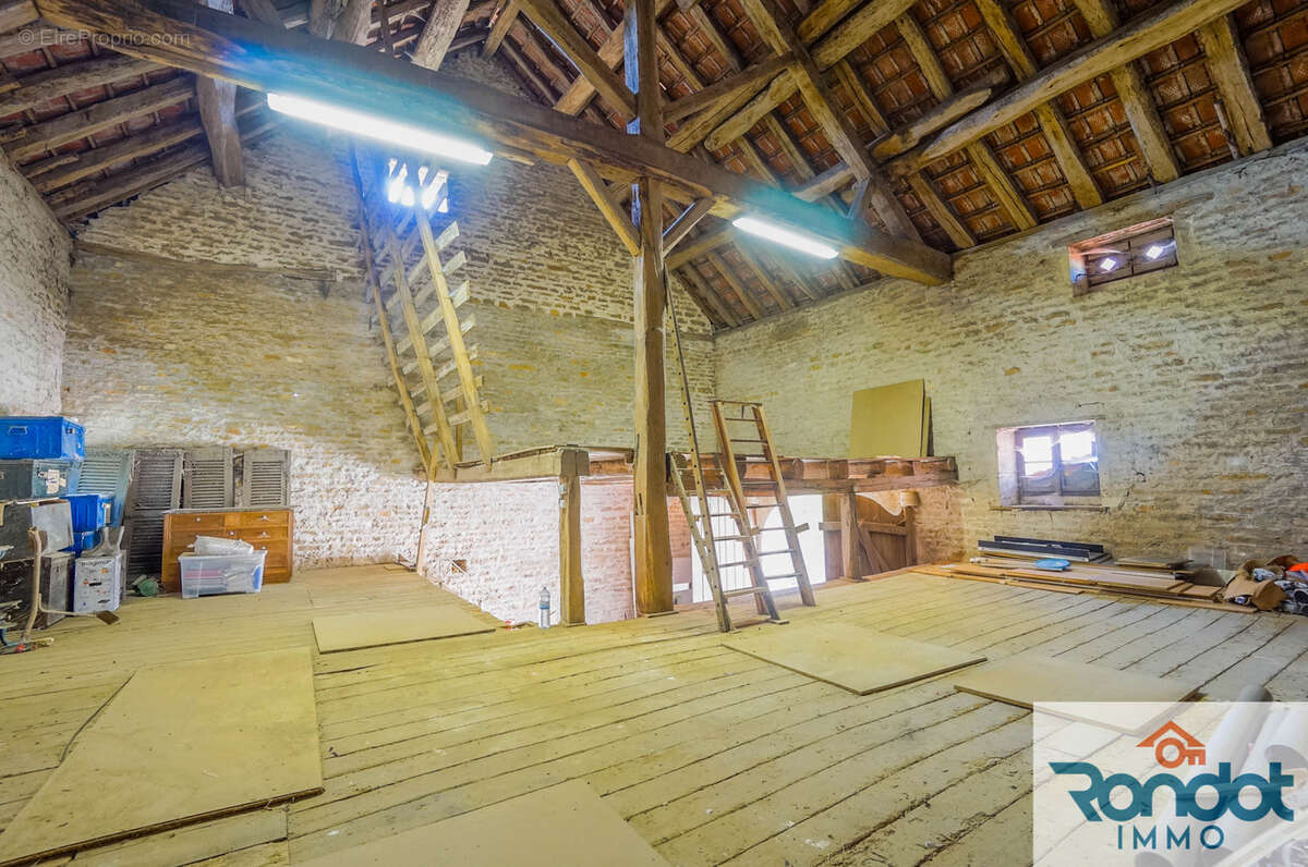 Maison à SAINT-BROING-LES-MOINES