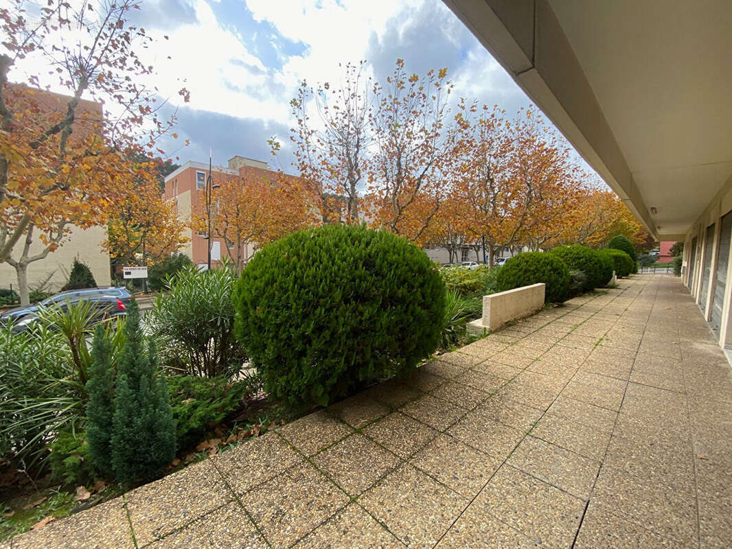 Commerce à CARNOUX-EN-PROVENCE