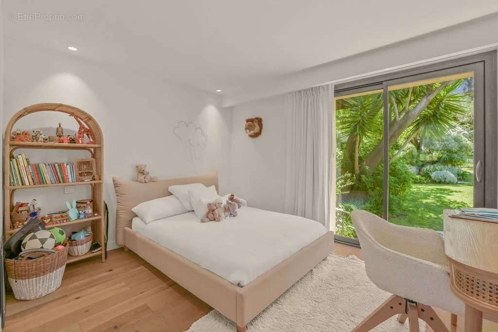Le Cannet - Quartier résidentiel - Elégante villa de plain-pied avec jardin luxuriant , piscine. Calme absolu - photo 19