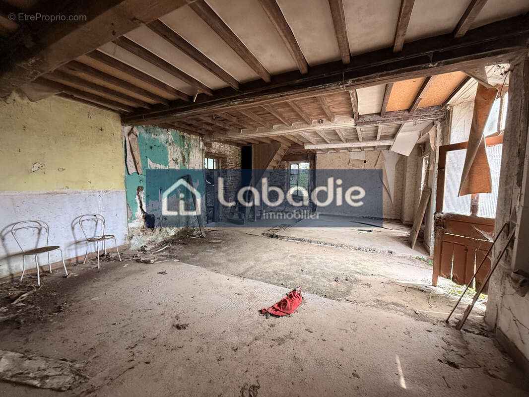 Sur le bord de route, ancienne maison de 55m2 en pierres à réhabiliter, terrain de 1193m2. - photo 4