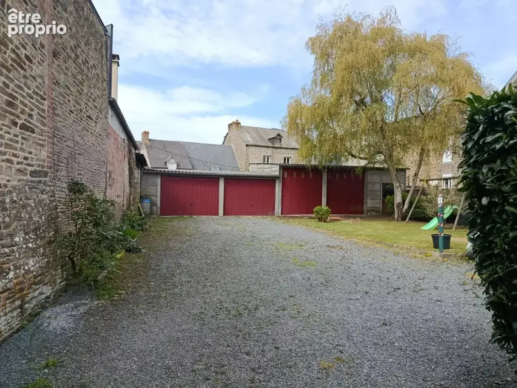 Local commercial avec habitation, terrain et garages - photo 2
