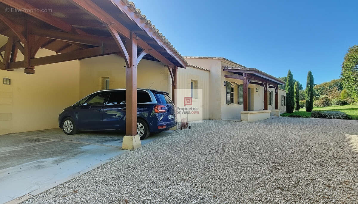 Plazac- Elégante maison, entièrement de plain-pied. Vue à couper le souffle sur la vallée! 4 chambres. Environ 1ha de terrain. a - photo 9