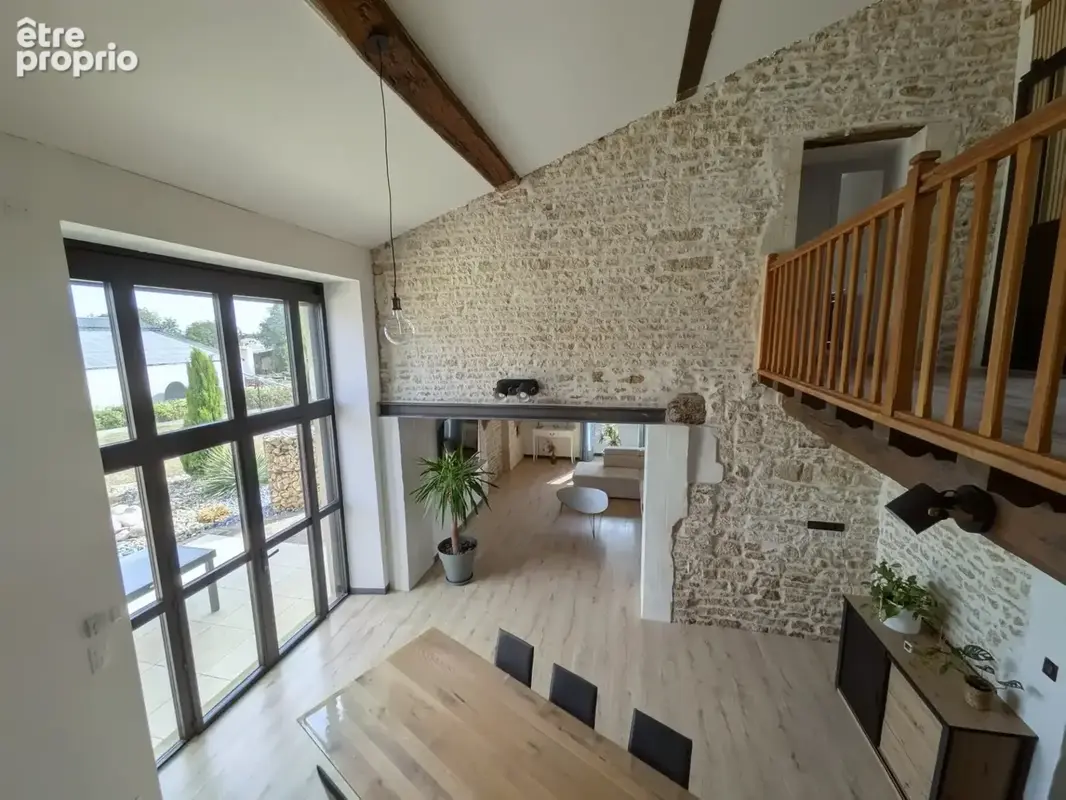 Maison en pierre rénovée – 157 m² – 3 chambres – terrain 3 200 m² piscinable – grange et dépendances – proche la crèche / niort - photo 2