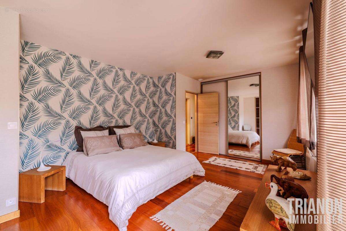 Maison à LE MESNIL-SAINT-DENIS