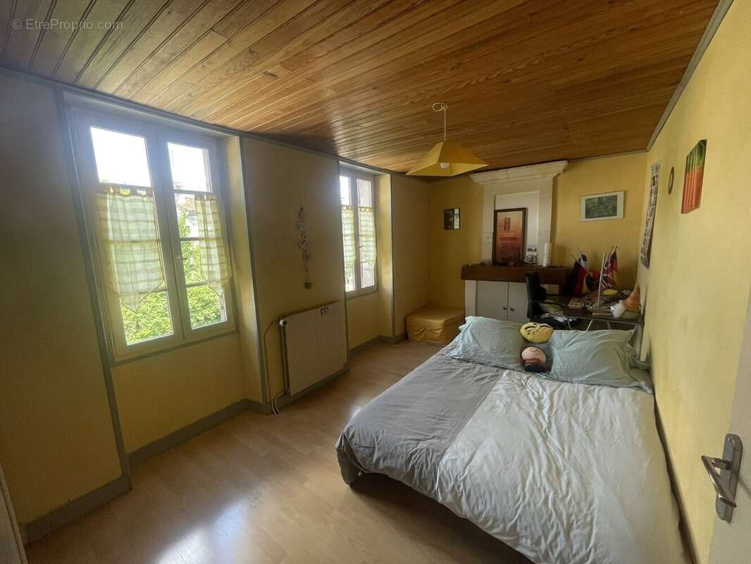 Maison à SAINT-MEME-LES-CARRIERES