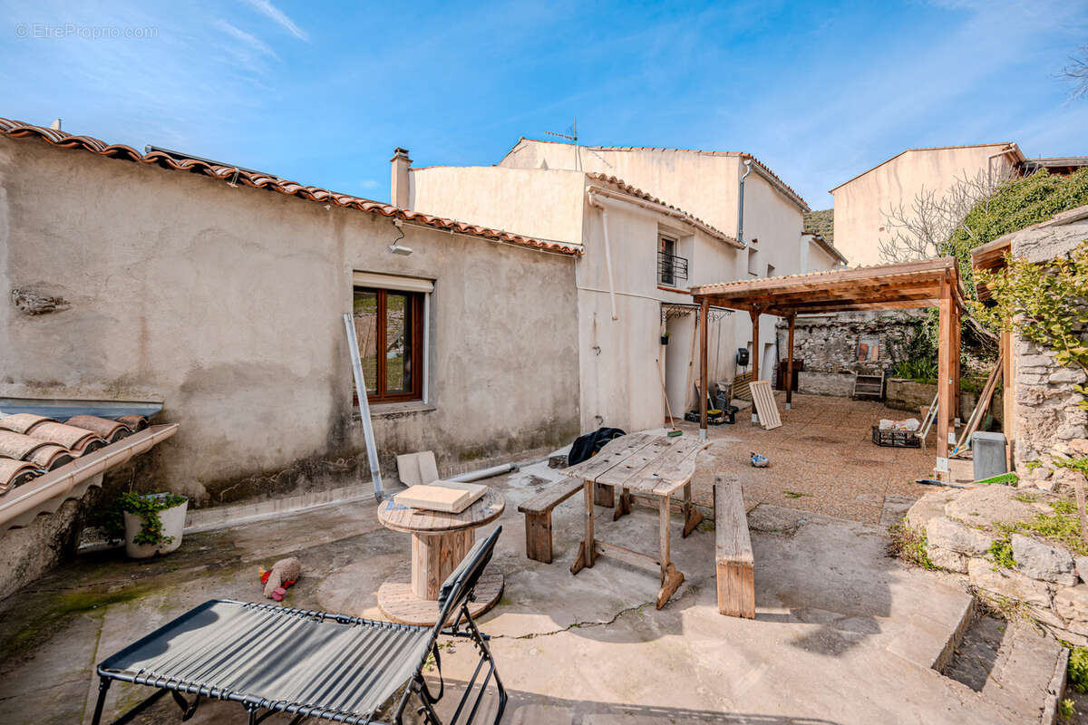 Appartement à MEOUNES-LES-MONTRIEUX