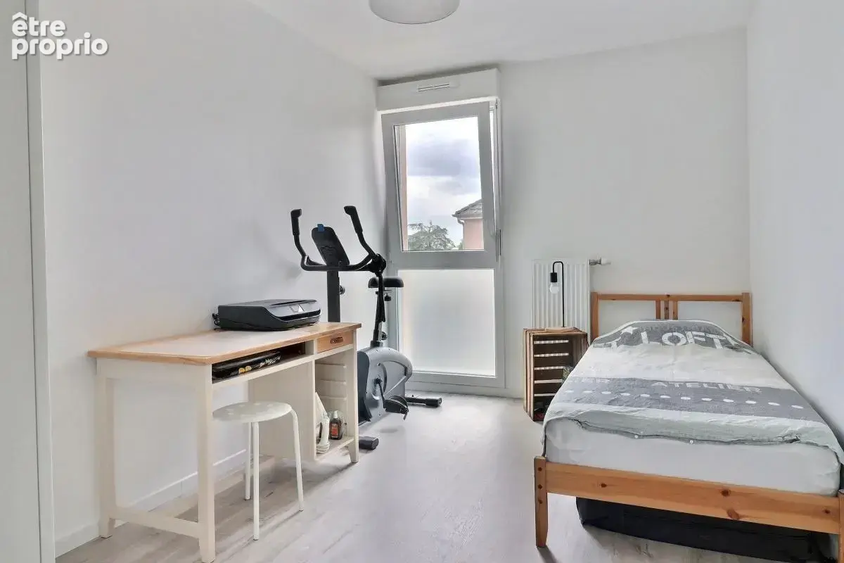 Duplex -80m²- 3 chambres -jardin-parkings - photo 12