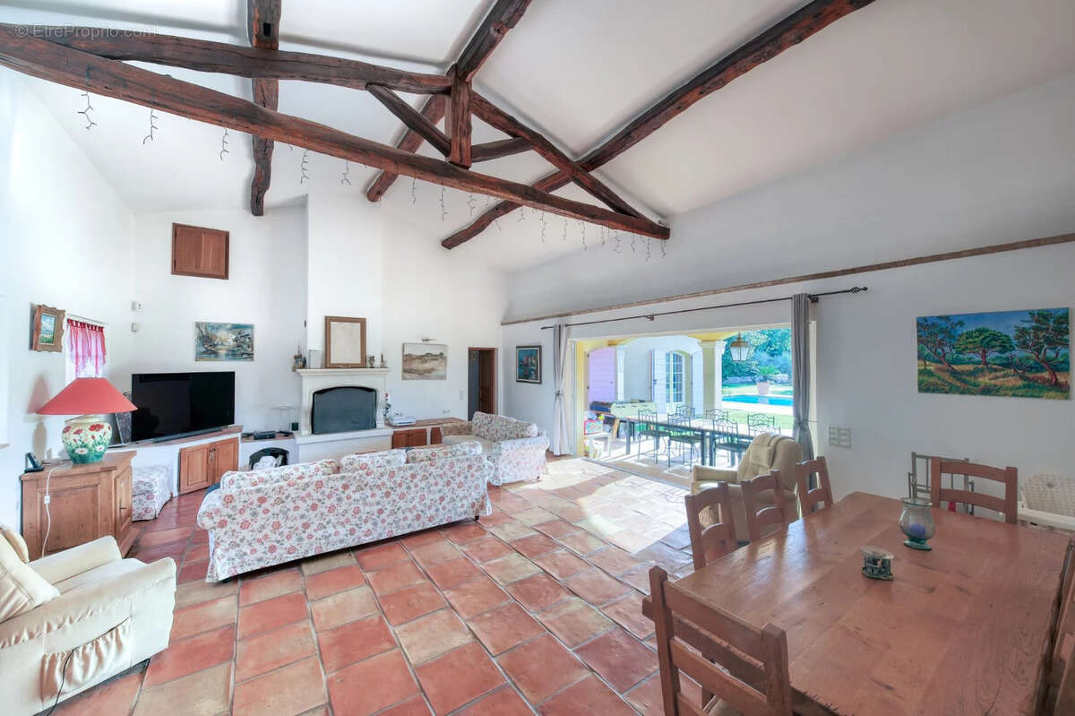 Villa de 200 m2 environ avec grand terrain de 2200 m2 et piscine cogolin - photo 10