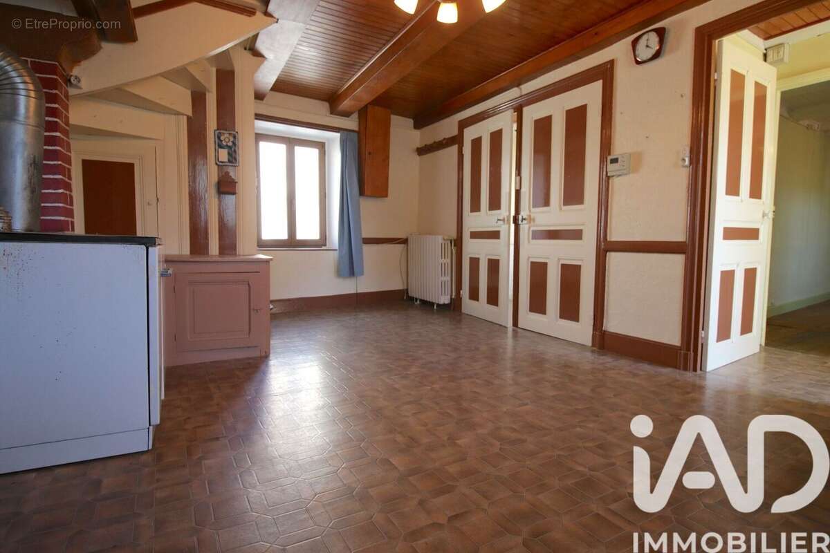 Maison 98 m² à Saint-Bonnet-Le-Bourg  - photo 4