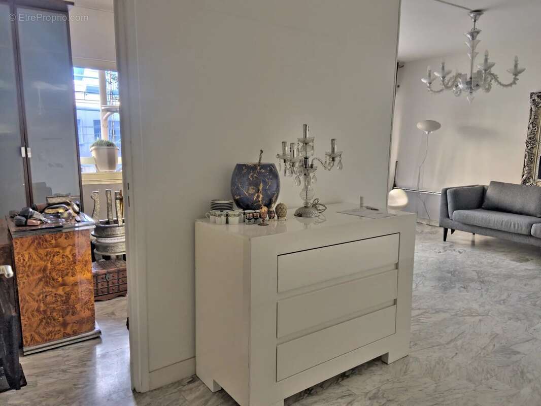 Studio 40 m² repensé avec vraie chambre – Nice - photo 4
