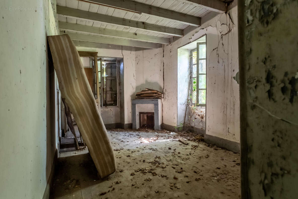 Maison en pierre à renover avec 3 granges - photo 7