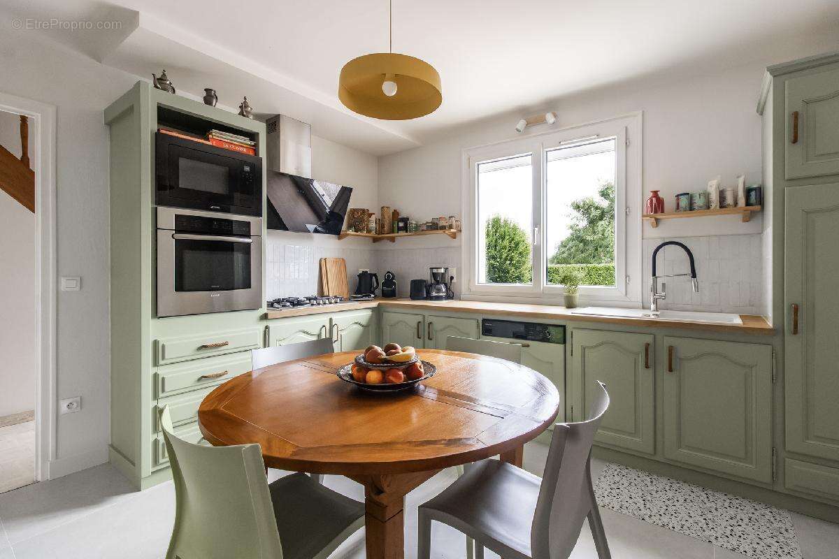 Maison traditionnelle, de 125 m² (potentiel de 150 m²) 4 chambres, bureau, sur terrain de 1923 m² magnifiquement arboré - photo 6