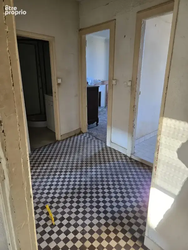 Maison à rénover avec garage, cour et jardinet - photo 3