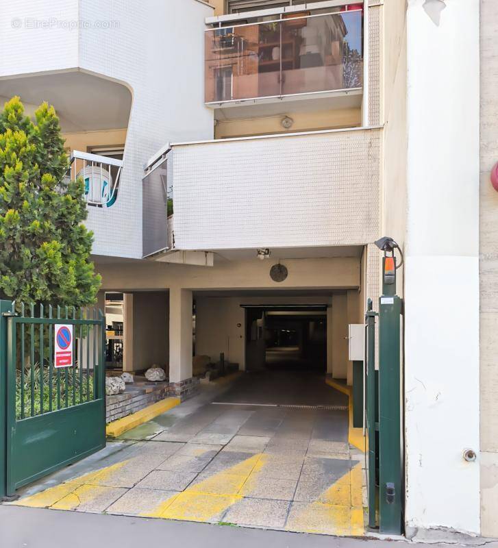 Parking à PARIS-20E