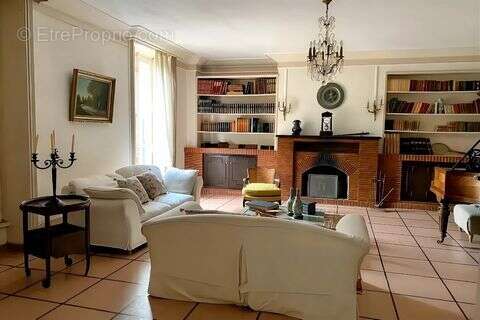 Maison à LA TOUR-DE-SALVAGNY