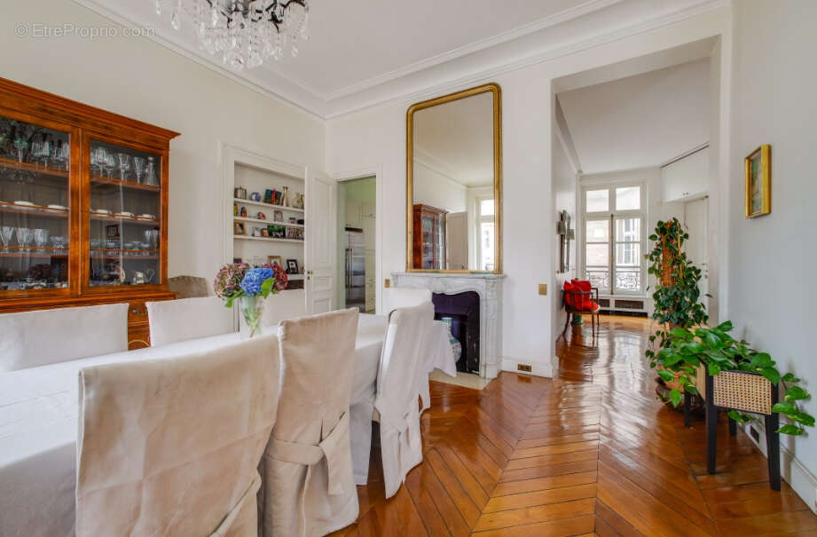 Appartement à PARIS-8E