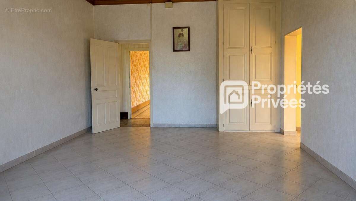 Sur 2700 m2 de terrain, belle ferme à rénover - photo 14