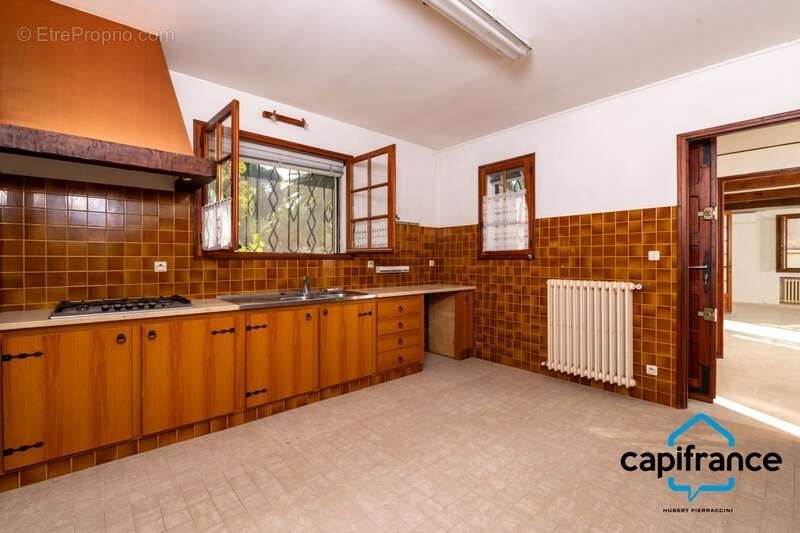 Sanary Port à pied/  Appartement en RDC de 114 m2,  S/Sol de 187 m2  et terrain 318 m2 /garage. 10mn du port - photo 9