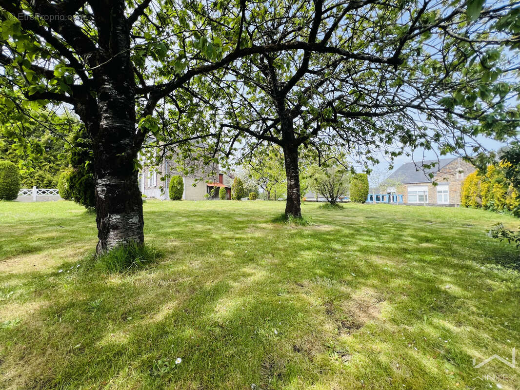 Grande bâtisse de caractère à fort potentiel   225 m2 habitables avec jardins - photo 17