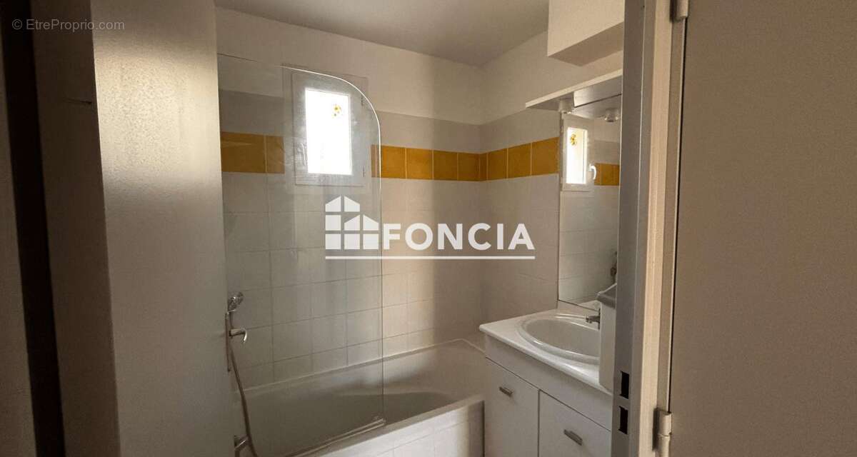 Appartement à MOURIES