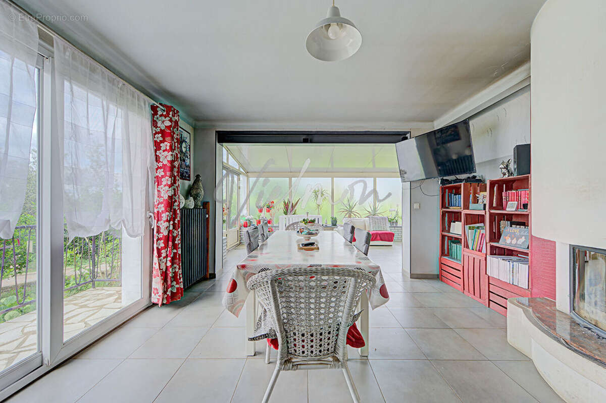 Maison spacieuse 8 pièces à vendre à Poissy - La Maladrerie - photo 2