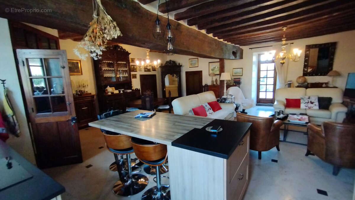 Maison à AZAY-LE-FERRON