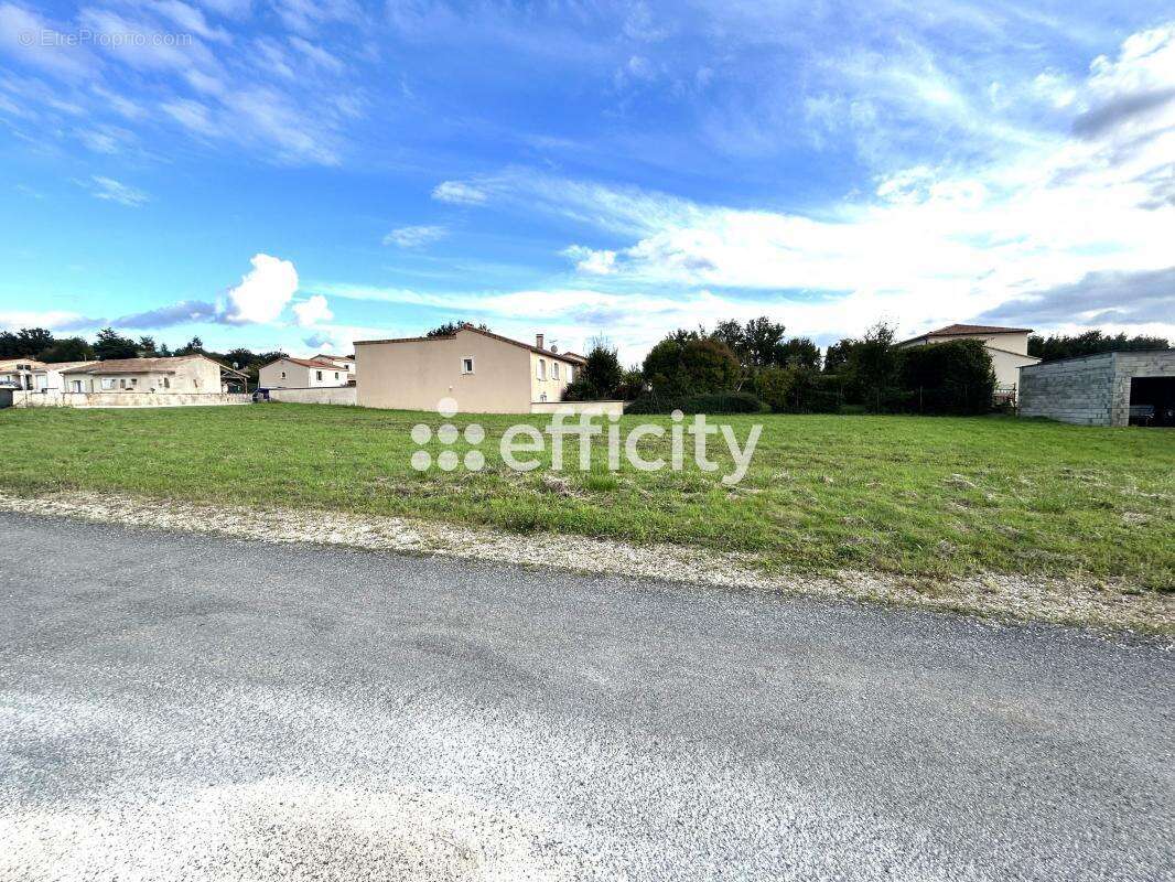 Terrain 1039 m² à Sauze-Vaussais  - photo 2