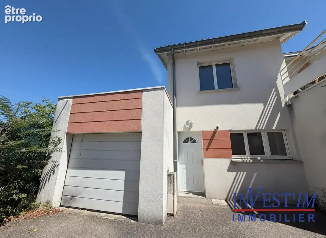 OULLINS PIERRE-BÉNITE - Maison de ville avec jardin, garage et stationnement - photo 12