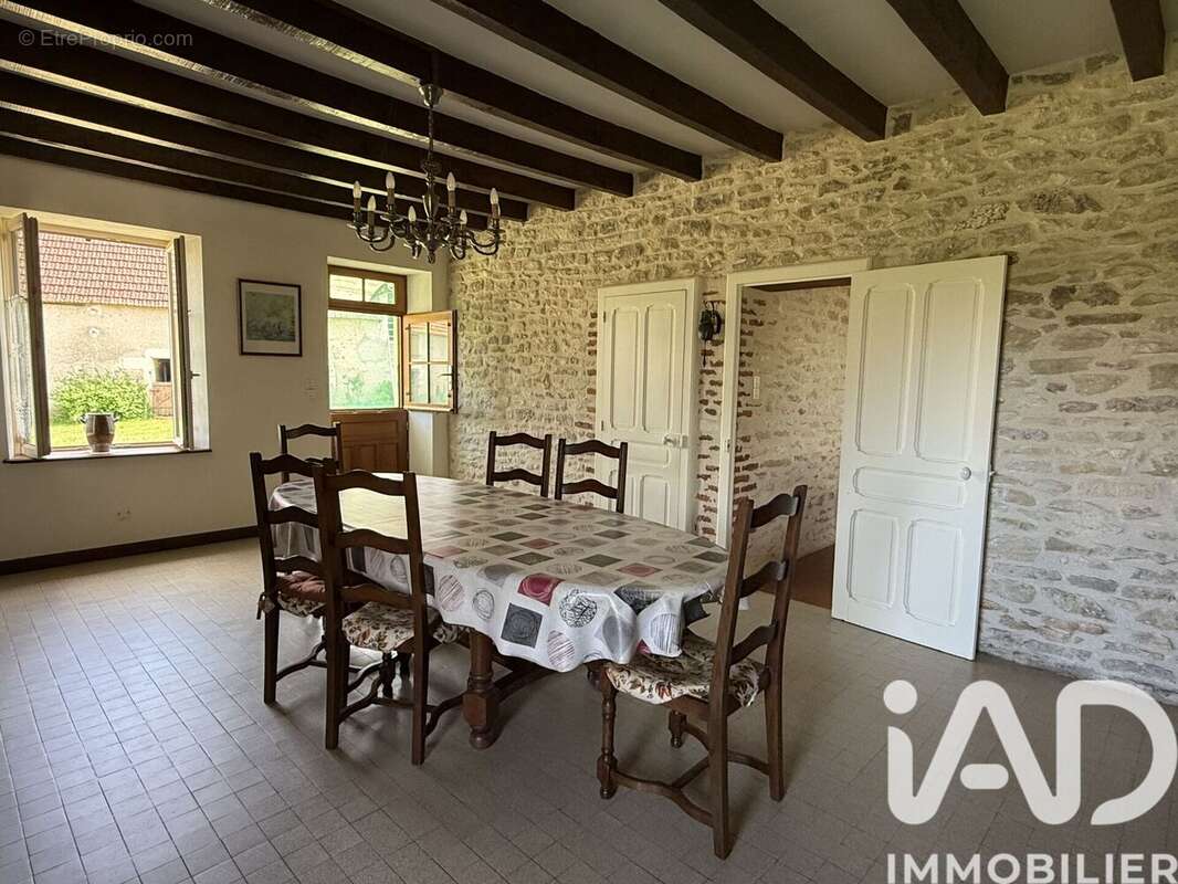 Maison 109 m² à Morlac  - photo 4