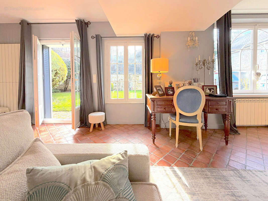 Maison à VALLANGOUJARD